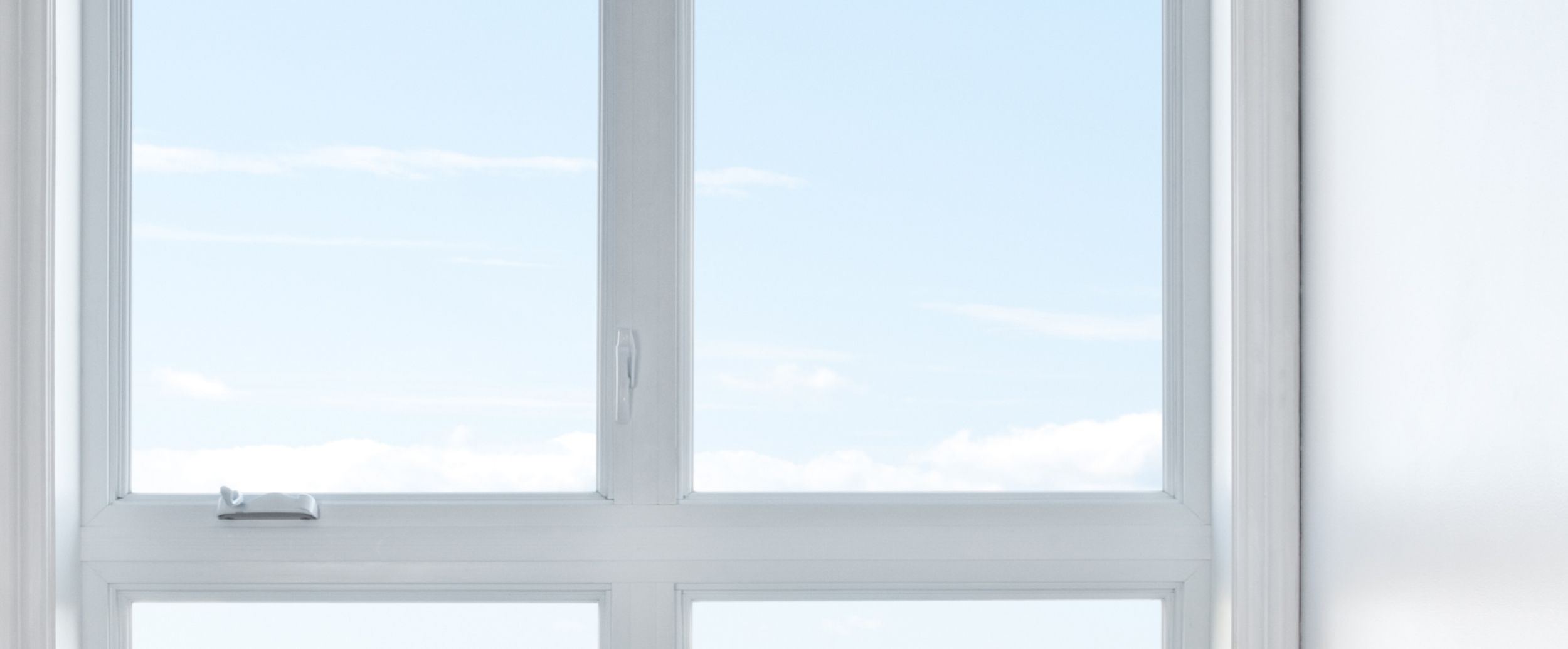 Ein Fenster mit weißem Rahmen